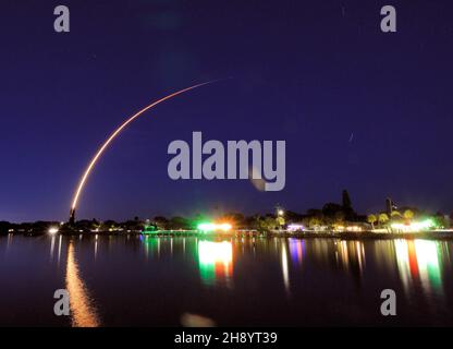 Cape Canaveral Space Force Station. Brevard County. Florida. USA. 2. Dezember 2021. SpaceX startete eine Falcon 9-Rakete mit 48 weiteren STARLINK-Satelliten und zwei BLACKSKY-Raumsonden, die vom Space Launch Complex 40 (SLC-40) in die Umlaufbahn gerutscht wurden.der Start erfolgte augenblicklich um 6:12 Uhr EST unter klarem Nachthimmel. Foto: Julian Leek/Alamy Live News Stockfoto