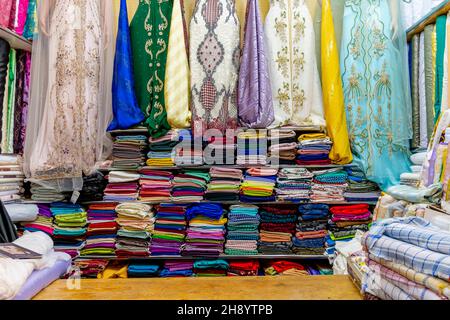 7. November 2021, Medina of Fez, Fes, USA: Bunte Schmuckstücke werden auf dem freien Markt in der blauen Stadt Medina of Fez, Marokko, Afrika, verkauft. (Bild: © Walter G Arce SR Grindstone Medi/ASP über ZUMA Press Wire) Stockfoto