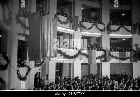 Warszawa, 1946-11-07. Uroczysta akademia w sali teatru Roma (ul. Nowogrodzka 49) z okazji Œwiêta Pañstwowego Narodów ZSRR upamiêtniaj¹cego 29 rocznicê Wielkiej Rewolucji PaŸdziernikowej (25 paŸdziernika 1917 r.). NZ. widok ogólny sali. uu PAP/Jerzy Baranowski Warschau, 11. November 1946. Feierlichkeiten im Roma-Theater (Nowogrodzka-Straße 49) zum Staatsfeiertag der Nationen der Sowjetunion zum Gedenken an den 29th. Jahrestag der Oktoberrevolution (Okt 25, 1917). Bild: Eine Ansicht der Halle. uu PAP/Jerzy Baranowski Stockfoto