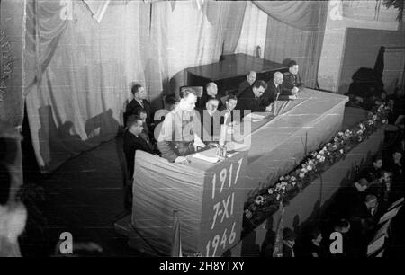 Warszawa, 1946-11-07. Uroczysta akademia w sali teatru Roma (ul. Nowogrodzka 49) z okazji Œwiêta Pañstwowego Narodów ZSRR upamiêtniaj¹cego 29 rocznicê Wielkiej Rewolucji PaŸdziernikowej (25 paŸdziernika 1917 r.). NZ. stó³ prezydialny. uu PAP/Jerzy Baranowski Warschau, 11. November 1946. Feierlichkeiten im Roma-Theater (Nowogrodzka-Straße 49) zum Staatsfeiertag der Nationen der Sowjetunion zum Gedenken an den 29th. Jahrestag der Oktoberrevolution (Okt 25, 1917). Im Bild: Der Präsidiumstisch. uu PAP/Jerzy Baranowski Stockfoto