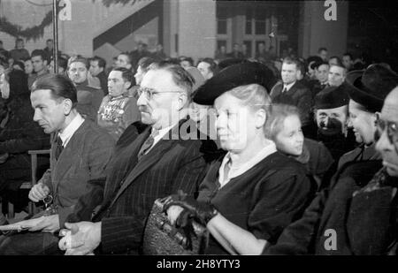 Warszawa, 1946-11-07. Uroczysta akademia w sali teatru Roma (ul. Nowogrodzka 49) z okazji Œwiêta Pañstwowego Narodów ZSRR upamiêtniaj¹cego 29 rocznicê Wielkiej Rewolucji PaŸdziernikowej (25 paŸdziernika 1917 r.). NZ. w pierwszym rzêdzie m.in. Wac³aw Barcikowski (2L) cz³onek Prezydium KRN. uu PAP/Jerzy Baranowski Warschau, 11. November 1946. Feierlichkeiten im Roma-Theater (Nowogrodzka-Straße 49) zum Staatsfeiertag der Nationen der Sowjetunion zum Gedenken an den 29th. Jahrestag der Oktoberrevolution (Okt 25, 1917). Im Bild: In der 1st. Reihe Waclaw Barcikowski (2nd links) Mitglied von Po Stockfoto