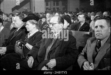 Warszawa, 1946-11-07. Uroczysta akademia w sali teatru Roma (ul. Nowogrodzka 49) z okazji Œwiêta Pañstwowego Narodów ZSRR upamiêtniaj¹cego 29 rocznicê Wielkiej Rewolucji PaŸdziernikowej (25 paŸdziernika 1917 r.). NZ. w pierwszym rzêdzie m.in. W³adys³aw Kiernik (2P) Minister administracji publicznej i Wac³aw Barcikowski (4P) cz³onek prezydium KRN. uu PAP/Jerzy Baranowski Warschau, 11. November 1946. Feierlichkeiten im Roma-Theater (Nowogrodzka-Straße 49) zum Staatsfeiertag der Nationen der Sowjetunion zum Gedenken an den 29th. Jahrestag der Oktoberrevolution (Okt 25, 1917). Abgebildet Stockfoto