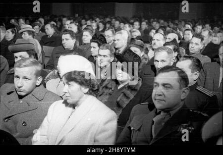 Warszawa, 1946-11-07. Uroczysta akademia w sali teatru Roma (ul. Nowogrodzka 49) z okazji Œwiêta Pañstwowego Narodów ZSRR upamiêtniaj¹cego 29 rocznicê Wielkiej Rewolucji PaŸdziernikowej (25 paŸdziernika 1917 r.). NZ. Uczestnicy uroczystoœci. uu PAP/Jerzy Baranowski Warschau, 11. November 1946. Feierlichkeiten im Roma-Theater (Nowogrodzka-Straße 49) zum Staatsfeiertag der Nationen der Sowjetunion zum Gedenken an den 29th. Jahrestag der Oktoberrevolution (Okt 25, 1917). Im Bild: Teilnehmer der Feierlichkeiten. uu PAP/Jerzy Baranowski Stockfoto