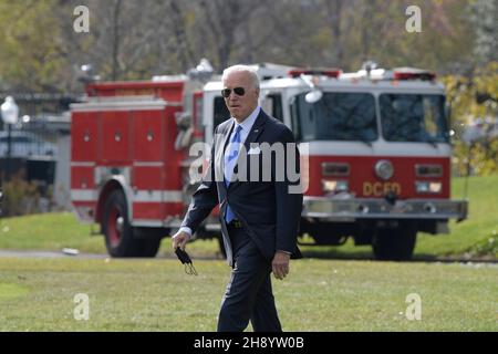 Washington, Usa. 02nd Dez 2021. Präsident Joe Biden verlässt South Lawn auf dem Weg zum Walter Reed National Military Medical Center im South Lawn/Weißen Haus in Washington DC, USA. Kredit: SOPA Images Limited/Alamy Live Nachrichten Stockfoto