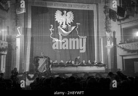 Warszawa, 1946-11-09. Obrady Kongresu Polaków Autochtonów z Ziem Odzyskanych w sali spotkañ Krajowej Rady Narodowej w teatrze Roma (ul. Nowogrodzka 49). NZ. Prezydium kongresu, przemawia Wac³aw Barcikowski prezes Polskiego Zwi¹zku Zachodniego. uu PAP/Stanis³aw D¹browiecki Warschau, 9. November 1946. Kongress der Autochtonpolen aus den wiedergewonnenen Gebieten in einer Polnischen Nationalratssaal im Roma-Theater (Nowogrodzka Straße 49). Im Bild: Das Präsidium des Kongresses, der Präsident der polnischen Westlichen Union Waclaw Barcikowski spricht. uu PAP/Stanislaw Dabrowiecki Stockfoto