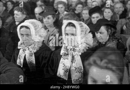 Warszawa, 1946-11-09. Obrady Kongresu Polaków Autochtonów z Ziem Odzyskanych w sali spotkañ Krajowej Rady Narodowej w teatrze Roma (ul. Nowogrodzka 49). NZ. Koobrusty w strojach Ziemi Lubuskiej. uu PAP/Stanis³aw D¹browiecki Warschau, 9. November 1946. Kongress der Autochtonpolen aus den wiedergewonnenen Gebieten in einer Polnischen Nationalratssaal im Roma-Theater (Nowogrodzka Straße 49). Im Bild: Frauen in regionalen Kostümen aus der Region Lubuski. uu PAP/Stanislaw Dabrowiecki Stockfoto