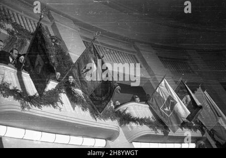 Warszawa, 1946-11-09. Obrady Kongresu Polaków Autochtonów z Ziem Odzyskanych w sali spotkañ Krajowej Rady Narodowej w teatrze Roma (ul. Nowogrodzka 49). NZ. Sztandary stowarzyszeñ Polaków w Niemczech i Polskiego Zwi¹zku Zachodniego. uu PAP/Stanis³aw D¹browiecki Warschau, 9. November 1946. Kongress der Autochtonpolen aus den wiedergewonnenen Gebieten in einer Polnischen Nationalratssaal im Roma-Theater (Nowogrodzka Straße 49). Im Bild: Banner der polnischen Verbände in Deutschland und der polnischen Westunion. uu PAP/Stanislaw Dabrowiecki Stockfoto