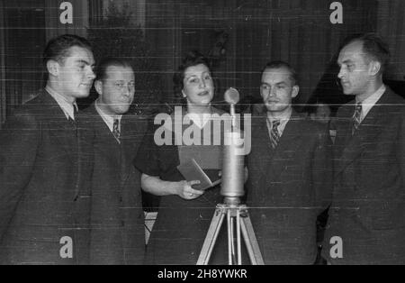 Warszawa, 1946-11-09. Obrady Kongresu Polaków Autochtonów z Ziem Odzyskanych w sali spotkañ Krajowej Rady Narodowej w teatrze Roma (ul. Nowogrodzka 49). NZ. Obrady by³y nagrywane dla Polskiego Radia. uu PAP/Stanis³aw D¹browiecki Warschau, 9. November 1946. Kongress der Autochtonpolen aus den wiedergewonnenen Gebieten in einer Polnischen Nationalratssaal im Roma-Theater (Nowogrodzka Straße 49). Im Bild: Die Debatten wurden für den Polnischen Rundfunk aufgezeichnet. uu PAP/Stanislaw Dabrowiecki Stockfoto