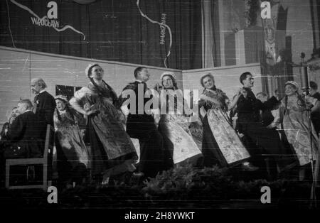 Warszawa, 1946-11-09. Obrady Kongresu Polaków Autochtonów z Ziem Odzyskanych w sali spotkañ Krajowej Rady Narodowej w teatrze Roma (ul. Nowogrodzka 49). NZ. wystêp grupy autochtonów w regionalnych strojach. uu PAP/Stanis³aw D¹browiecki Warschau, 9. November 1946. Kongress der Autochtonpolen aus den wiedergewonnenen Gebieten in einer Polnischen Nationalratssaal im Roma-Theater (Nowogrodzka Straße 49). Im Bild: Eine autochtone Gruppe in regionalen Kostümen. uu PAP/Stanislaw Dabrowiecki Stockfoto