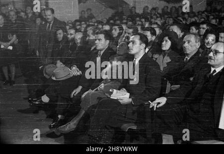 Warszawa, 1946-11-09. Obrady Kongresu Polaków Autochtonów z Ziem Odzyskanych w sali spotkañ Krajowej Rady Narodowej w teatrze Roma (ul. Nowogrodzka 49). NZ. sala zosta³a t³umnie zape³niona przez przyby³ych goœci. uu PAP/Stanis³aw D¹browiecki Warschau, 9. November 1946. Kongress der Autochtonpolen aus den wiedergewonnenen Gebieten in einer Polnischen Nationalratssaal im Roma-Theater (Nowogrodzka Straße 49). Im Bild: Teilnehmer in der Congess. uu PAP/Stanislaw Dabrowiecki Stockfoto