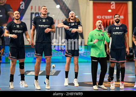 Paris, Frankreich, 2. Dezember 2021, Henrik Toft Hansen, Dainis Kristopans, Mikkel Hansen, Vincent Gerard, Nikola Karabatic und The theam of PSG feiern den Sieg während des EHF Champions League, Gruppe B Handballmatches zwischen Paris Saint-Germain und Lomza Vive Kielce am 2. Dezember 2021 im Pierre de Coubertin Stadion in Paris, Frankreich - Foto Victor Joly / DPPI Stockfoto