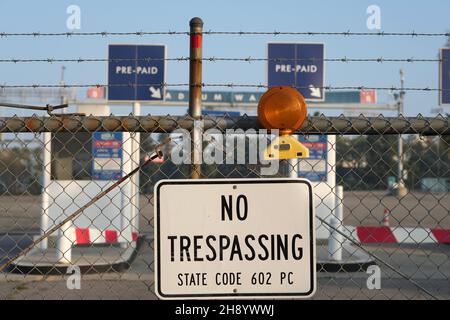 Ein Schild „No Trespassing“ ist an geschlossenen und verschlossenen Toren im Dodger Stadium, Donnerstag, den 2. Dezember 2021, in Los Angeles während des Ablaufs von Major LEAG zu sehen Stockfoto