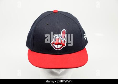 Eine Baseballmütze der Cleveland Indians mit einem Chief Wahoo Logo, Donnerstag, 2. Dezember 2021. Das Maskottchen-Logo wurde von 1951 bis 2018 von den Indianern (Guardians) verwendet. Stockfoto