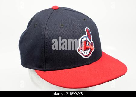 Eine Baseballmütze der Cleveland Indians mit einem Chief Wahoo Logo, Donnerstag, 2. Dezember 2021. Das Maskottchen-Logo wurde von 1951 bis 2018 von den Indianern (Guardians) verwendet. Stockfoto