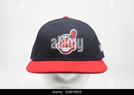 Eine Baseballmütze der Cleveland Indians mit einem Chief Wahoo Logo, Donnerstag, 2. Dezember 2021. Das Maskottchen-Logo wurde von 1951 bis 2018 von den Indianern (Guardians) verwendet. Stockfoto