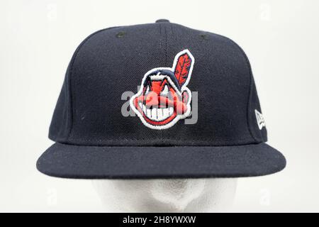 Eine Baseballmütze der Cleveland Indians mit einem Chief Wahoo Logo, Donnerstag, 2. Dezember 2021. Das Maskottchen-Logo wurde von 1951 bis 2018 von den Indianern (Guardians) verwendet. Stockfoto