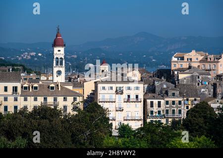 Blick von der alten Festung der Altstadt von Korfu und der Uhr und dem Glockenturm von St. Spyridon Stockfoto