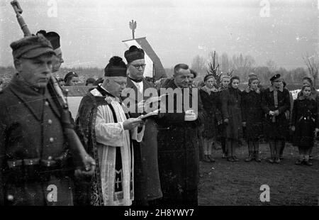 Gdañsk, 1946-11-25. Poœwiêcenie Cmentarza ¯o³nierzy Francuskich poleg³ych na ziemiach polskich podczas II wojny œwiatowej. NZ. Duchowni Ró¿nych wyznañ uczestnicz¹cy w uroczystoœci. mb PAP/Stanis³aw D¹browiecki Danzig, 25. November 1946. Die Weihe des Friedhofs der französischen Soldaten, die im Zweiten Weltkrieg in Polen getötet wurden Im Bild: Priester verschiedener Glaubensrichtungen, die an der Zeremonie teilnehmen. mb PAP/Stanislaw Dabrowiecki Stockfoto