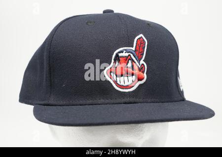 Eine Baseballmütze der Cleveland Indians mit einem Chief Wahoo Logo, Donnerstag, 2. Dezember 2021. Das Maskottchen-Logo wurde von 1951 bis 2018 von den Indianern (Guardians) verwendet. Stockfoto