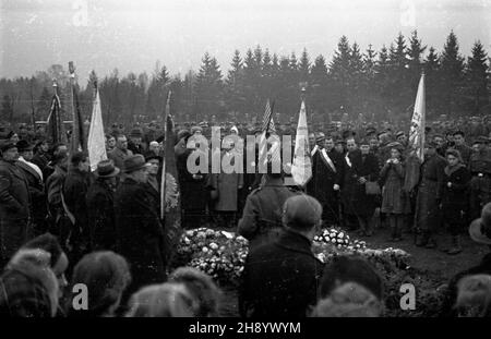 Gdañsk, 1946-11-25. Poœwiêcenie Cmentarza ¯o³nierzy Francuskich poleg³ych na ziemiach polskich podczas II wojny œwiatowej. NZ. m.in. Centralnie ambasador Francji Roger Garreau (w jasnim p³aszczu). mb PAP/Stanis³aw D¹browiecki Danzig, 25. November 1946. Die Weihe des Friedhofs der französischen Soldaten, die im Zweiten Weltkrieg in Polen getötet wurden Im Bild: In der Mitte französischer Botschafter Roger Garreau (in hellem Mantel). mb PAP/Stanislaw Dabrowiecki Stockfoto