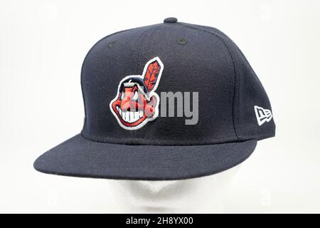 Eine Baseballmütze der Cleveland Indians mit einem Chief Wahoo Logo, Donnerstag, 2. Dezember 2021. Das Maskottchen-Logo wurde von 1951 bis 2018 von den Indianern (Guardians) verwendet. Stockfoto