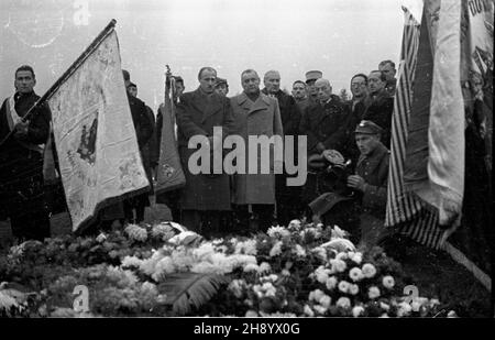 Gdañsk, 1946-11-25. Poœwiêcenie Cmentarza ¯o³nierzy Francuskich poleg³ych na ziemiach polskich podczas II wojny œwiatowej. NZ. Delegacje i poczty sztandarowe. mb PAP/Stanis³aw D¹browiecki Danzig, 25. November 1946. Die Weihe des Friedhofs der französischen Soldaten, die im Zweiten Weltkrieg in Polen getötet wurden Im Bild: Delegationen und Farbparteien. mb PAP/Stanislaw Dabrowiecki Stockfoto