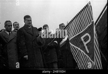 Gdañsk, 1946-11-25. Poœwiêcenie Cmentarza ¯o³nierzy Francuskich poleg³ych na ziemiach polskich podczas II wojny œwiatowej. NZ. Delegacja Polskiego Zwi¹zku B. WiêŸniów Politycznych ze sztandarem. mb PAP/Stanis³aw D¹browiecki Danzig, 25. November 1946. Die Weihe des Friedhofs der französischen Soldaten, die im Zweiten Weltkrieg in Polen getötet wurden Im Bild: Eine Delegation der Polnischen Union ehemaliger politischer Gefangener mit einem Banner. mb PAP/Stanislaw Dabrowiecki Stockfoto