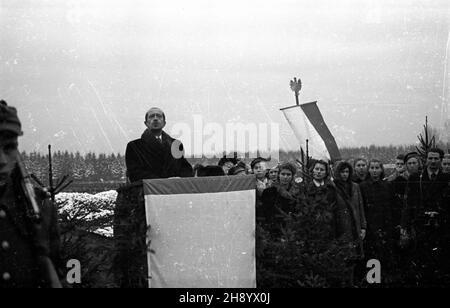 Gdañsk, 1946-11-25. Poœwiêcenie Cmentarza ¯o³nierzy Francuskich poleg³ych na ziemiach polskich podczas II wojny œwiatowej. mb PAP/Stanis³aw D¹browiecki Danzig, 25. November 1946. Die Weihe des Friedhofs der französischen Soldaten, die während des Zweiten Weltkriegs in Polen getötet wurden. mb PAP/Stanislaw Dabrowiecki Stockfoto