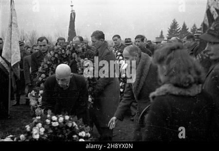 Gdañsk, 1946-11-25. Poœwiêcenie Cmentarza ¯o³nierzy Francuskich poleg³ych na ziemiach polskich podczas II wojny œwiatowej. NZ. sk³adanie wieñców przez delegacje. mb PAP/Stanis³aw D¹browiecki Danzig, 25. November 1946. Die Weihe des Friedhofs der französischen Soldaten, die im Zweiten Weltkrieg in Polen getötet wurden Im Bild: Delegationen, die Kränze legen. mb PAP/Stanislaw Dabrowiecki Stockfoto