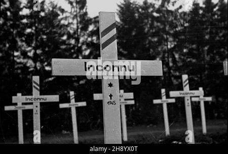 Gdañsk, 1946-11-25. Poœwiêcenie Cmentarza ¯o³nierzy Francuskich poleg³ych na ziemiach polskich podczas II wojny œwiatowej. NZ. krzy¿ nagrobny z napisem w jêz. Francuskim inconnu (nieznany). mb PAP/Stanis³aw D¹browiecki Danzig, 25. November 1946. Die Weihe des Friedhofs der französischen Soldaten, die im Zweiten Weltkrieg in Polen getötet wurden Bild: Ein Grabkreuz mit der französischen Inschrift 'inconnu' (unbekannt). mb PAP/Stanislaw Dabrowiecki Stockfoto