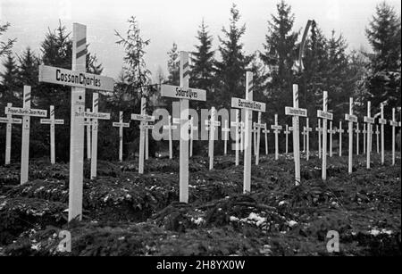 Gdañsk, 1946-11-25. Poœwiêcenie Cmentarza ¯o³nierzy Francuskich poleg³ych na ziemiach polskich podczas II wojny œwiatowej. mb PAP/Stanis³aw D¹browiecki Danzig, 25. November 1946. Die Weihe des Friedhofs der französischen Soldaten, die während des Zweiten Weltkriegs in Polen getötet wurden. mb PAP/Stanislaw Dabrowiecki Stockfoto