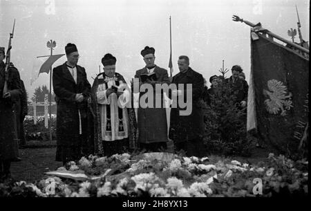 Gdañsk, 1946-11-25. Poœwiêcenie Cmentarza ¯o³nierzy Francuskich poleg³ych na ziemiach polskich podczas II wojny œwiatowej. NZ. Duchowni Ró¿nych wyznañ uczestnicz¹cy w uroczystoœci. mb PAP/Stanis³aw D¹browiecki Danzig, 25. November 1946. Die Weihe des Friedhofs der französischen Soldaten, die im Zweiten Weltkrieg in Polen getötet wurden Im Bild: Priester verschiedener Glaubensrichtungen, die an der Zeremonie teilnehmen. mb PAP/Stanislaw Dabrowiecki Stockfoto