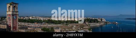 Panoramablick auf die Altstadt von Korfu und den Hafen, eingerahmt vom venezianischen Uhrenturm von der Alten Festung auf der linken Seite Stockfoto
