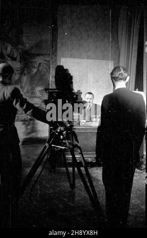 Warszawa, 1946-12-01. Prezydent Boles³aw Bierut przed kamer¹ Polskiej Kroniki Filmowej w swoim gabinecie w Belwederze. po/ms PAP/Jerzy Baranowski Dok³adny dzieñ wydarzenia nieustalony. Warschau, 1. Dezember 1946. Präsident Boleslaw Bierut vor einer polnischen Newsreel-Kamera in seinem Büro im Schloss Belvedere. po/ms PAP/Jerzy Baranowski Stockfoto