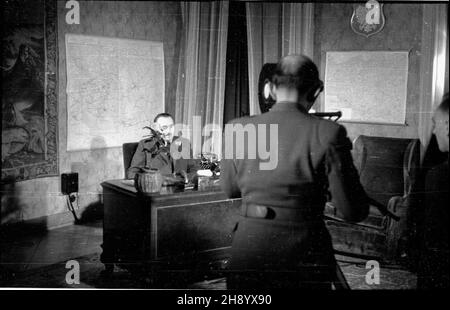 Warszawa, 1946-12-01. Prezydent Boles³aw Bierut przed kamer¹ Polskiej Kroniki Filmowej w swoim gabinecie w Belwederze. po/ms PAP/Jerzy Baranowski Dok³adny dzieñ wydarzenia nieustalony. Warschau, 1. Dezember 1946. Präsident Boleslaw Bierut vor einer polnischen Newsreel-Kamera in seinem Büro im Schloss Belvedere. po/ms PAP/Jerzy Baranowski Stockfoto