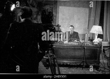 Warszawa, 1946-12-01. Prezydent Boles³aw Bierut przed kamer¹ Polskiej Kroniki Filmowej w swoim gabinecie w Belwederze. po/ms PAP/Jerzy Baranowski Dok³adny dzieñ wydarzenia nieustalony. Warschau, 1. Dezember 1946. Präsident Boleslaw Bierut vor einer polnischen Newsreel-Kamera in seinem Büro im Schloss Belvedere. po/ms PAP/Jerzy Baranowski Stockfoto