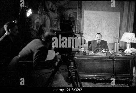 Warszawa, 1946-12-01. Prezydent Boles³aw Bierut przed kamer¹ Polskiej Kroniki Filmowej w swoim gabinecie w Belwederze. po/ms PAP/Jerzy Baranowski Dok³adny dzieñ wydarzenia nieustalony. Warschau, 1. Dezember 1946. Präsident Boleslaw Bierut vor einer polnischen Newsreel-Kamera in seinem Büro im Schloss Belvedere. po/ms PAP/Jerzy Baranowski Stockfoto