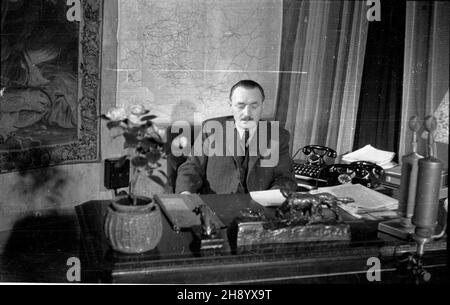 Warszawa, 1946-12-01. Prezydent Boles³aw Bierut przed kamer¹ Polskiej Kroniki Filmowej w swoim gabinecie w Belwederze. po/ms PAP/Jerzy Baranowski Dok³adny dzieñ wydarzenia nieustalony. Warschau, 1. Dezember 1946. Präsident Boleslaw Bierut vor einer polnischen Newsreel-Kamera in seinem Büro im Schloss Belvedere. po/ms PAP/Jerzy Baranowski Stockfoto