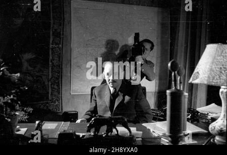 Warszawa, 1946-12-01. Prezydent Boles³aw Bierut przed kamer¹ Polskiej Kroniki Filmowej w swoim gabinecie w Belwederze. po/ms PAP/Jerzy Baranowski Dok³adny dzieñ wydarzenia nieustalony. Warschau, 1. Dezember 1946. Präsident Boleslaw Bierut vor einer polnischen Newsreel-Kamera in seinem Büro im Schloss Belvedere. po/ms PAP/Jerzy Baranowski Stockfoto