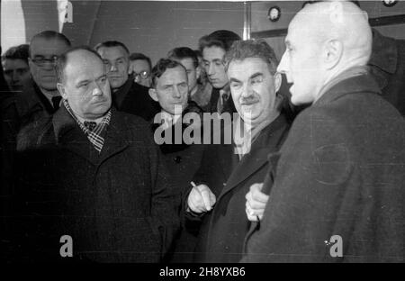 Warszawa, 1946-12-01. Odbudowana po zniszczeniach wojennych radiostacja Warszawa II na terenie Fortu Mokotowskiego. Radiostacji nadano imiê przedwojennego prezydenta Warszawy Stefana Starzyñskiego, który wyg³osi³ z niej ostatnie przemówienie do mieszkañców stolicy we wrzeœniu 1939 r. W dniu otwarcia radiostacji ods³oniêto tablicê pami¹tkow¹. NZ. m.in. Prezydent Warszawy Stanis³aw To³wiñski (2P), Minister poczt i telegrafów Józef Putek (3L), naczelnik Wydzia³u Muzycznego Polskiego Radia Roman Jasiñski (2L). frau PAP/Stanis³aw D¹browiecki Warschau, 1. Dezember 1946. Empfang des Warschauer II-Radiosenders Stockfoto