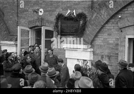 Warszawa, 1946-12-01. Odbudowana po zniszczeniach wojennych radiostacja Warszawa II na terenie Fortu Mokotowskiego. Radiostacji nadano imiê przedwojennego prezydenta Warszawy Stefana Starzyñskiego. Z tej radiostacji prezydent Starzyñski wyg³osi³ ostatnie przemówienie do mieszkañców stolicy we wrzeœniu 1939 r. NZ. ods³oniêcie pami¹tkowej tablicy. 5 z lewej prezydent Warszawy Stanis³aw To³wiñski. ms PAP/Stanis³aw D¹browiecki Warschau, 1. Dezember 1946. Der Warschauer II. Radiosender wurde nach WW2 auf dem Gelände der Festung Mokotowski rekonstruiert. Der Radiosender wurde nach dem Warschauer Präsidenten St. vor WW2 benannt Stockfoto