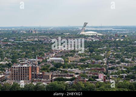 Sommeransicht des Ostens von Montreal und des olympiastadions vom belvedere Camillien-Houde auf dem Mont Royal. Stockfoto