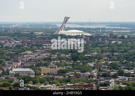 Sommeransicht des Ostens von Montreal und des olympiastadions vom belvedere Camillien-Houde auf dem Mont Royal. Stockfoto