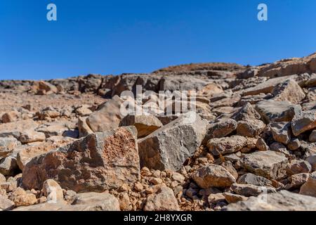 Sijilmasa, Tafilalt, USA. 9th. November 2021. Gara Medouar, auch bekannt als Jebel Mudawwar, Gara Mdouar oder Mdoura ist eine hufeisenförmige geologische Formation in der Nähe von Sijilmasa, Marokko. (Bild: © Walter G Arce SR Grindstone Medi/ASP über ZUMA Press Wire) Stockfoto