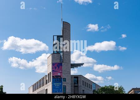 Montreal, Quebec, Kanada – 15. August 2021 – Vorderseite des Museums Pointe-à-Callière mit Plakat für die Ausstellung "Zugtransporter der Träume" Stockfoto