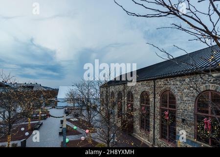 Christkindlmarkt bereit, in der Dämmerung in schönen Lichtern umgeben von der Industrie und historischen Zentrum von Bethlehem zu öffnen Stockfoto