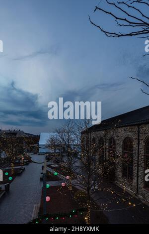 Christkindlmarkt bereit, in der Dämmerung in schönen Lichtern umgeben von der Industrie und historischen Zentrum von Bethlehem zu öffnen Stockfoto