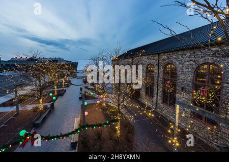 Christkindlmarkt bereit, in der Dämmerung in schönen Lichtern umgeben von der Industrie und historischen Zentrum von Bethlehem zu öffnen Stockfoto