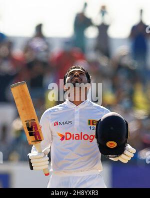 Galle, Sri Lanka. 2nd. Dezember 2021. Sri Lankas Dhananjaya de Silva feiert, nachdem er am 4th. Tag des Test-Cricket-Spiels 2nd zwischen Sri Lanka und Westindien im Galle International Cricket Stadium ein Jahrhundert lang gespielt hat. Viraj Kothalwala/Alamy Live News Stockfoto