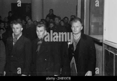 Warszawa, 1946-12-23. Proces hrabiostwa Andrzeja i Marii Potockich skasanych na 8 i 6 lat wiêzienia za próbê ucieczki i wywozu z Polski dzie³ sztuki, tocz¹cy siê w Wojskowym S¹dzie Rejonowym przy ulicy Leszno. NZ. Widzowie procesu na sali rozpraw. rd PAP/Jerzy Baranowski Warschau, 23. Dezember 1946. Eine Klage gegen die Grafen und Gräfin Andrzej und Maria Potocki wurde wegen des Versuchs, aus Polen zu fliehen und Kunstwerke zu holen, zu acht und sechs Jahren Gefängnis verurteilt. Die Klage wurde vor dem Militärbezirksgericht in der Leszno-Straße erhoben. Im Bild: Zuschauer im Gerichtssaal. rd PAP/Jerzy Baranowsk Stockfoto